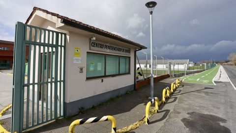 El carril bici llega hasta la puerta del Centro Penitenciario de Bonxe. 