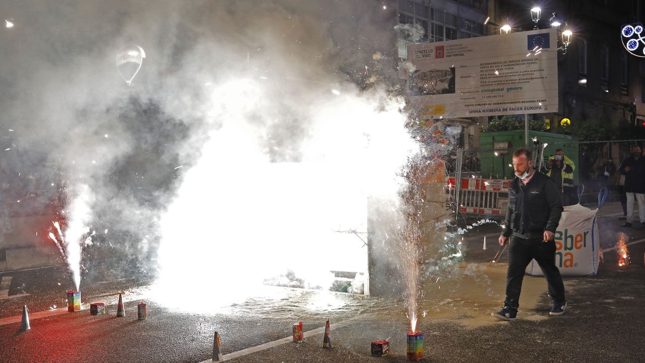 El entroido se despide en la zona.La concejala de Cultura de Pontevedra, Carme Fouces, con la mascota el saln do Libro, Orbil