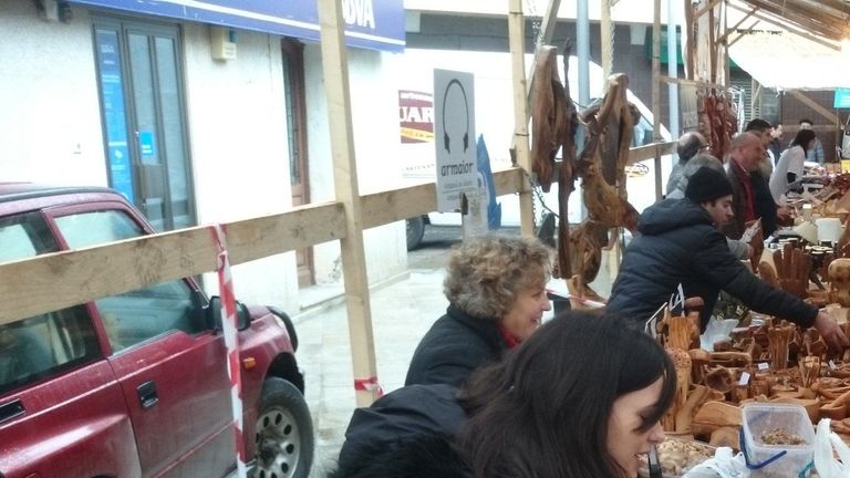 La celebración de la fiesta propicia una gran animación en Navia de Suarna