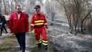 El presidente del Principado, Adrin Barbn, vista las zonas quemadas por incendio declarado ayer en Las Regueras