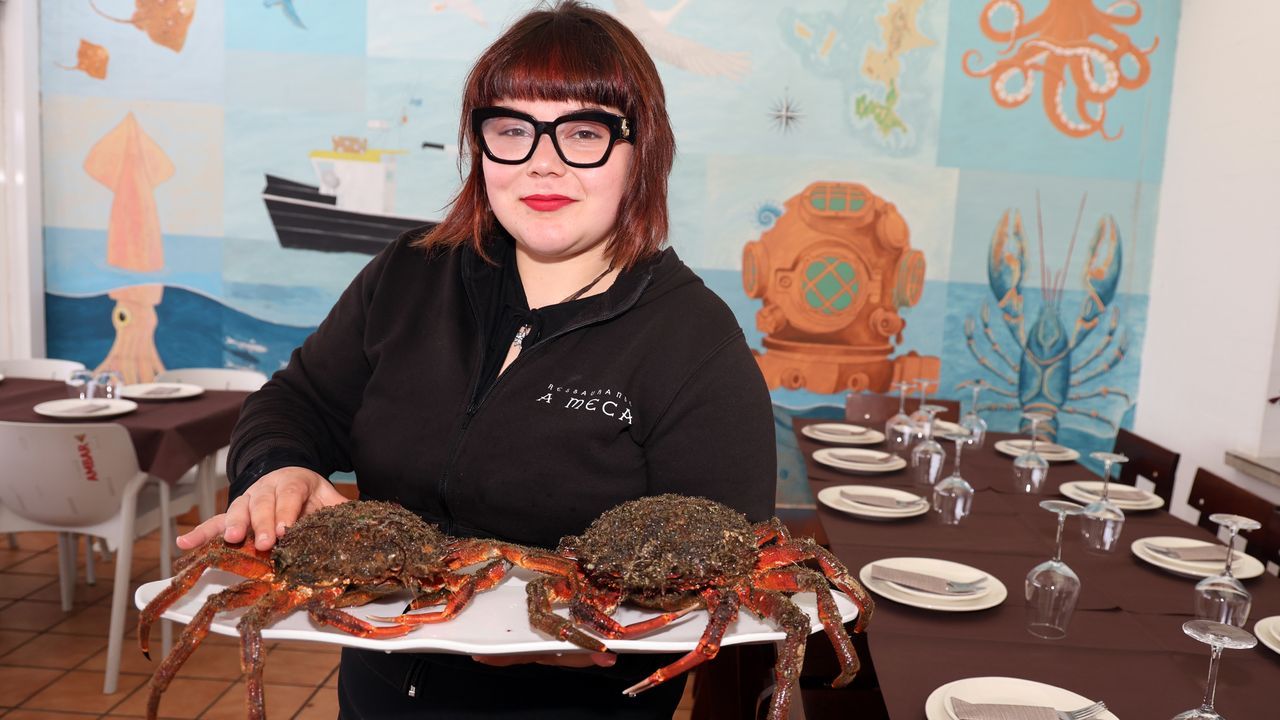 Patrimonio de Matam.Un grupo de peregrinas asiticas, ayer, a su llegada a la plaza del Obradoiro. 