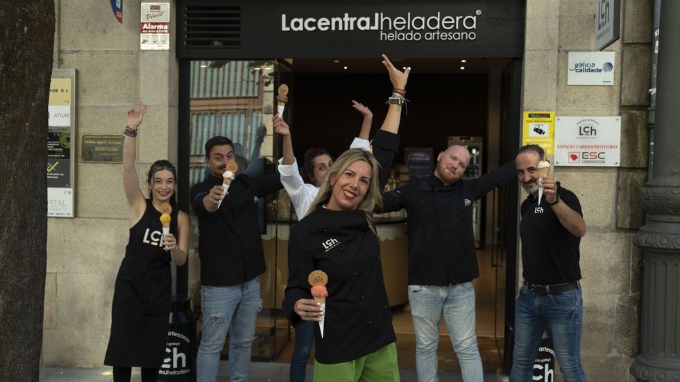 María Caldelas, junto a su equipo en la heladería de O Paseo de Ourense