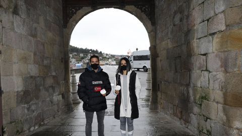 Imagen de una pareja de peregrinos que complet el Camio do Mar en el 2020 en la Porta de Carlos V, en Viveiro, uno de los puntos por donde discurre esta ruta xacobea