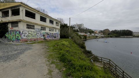 Naves abandonadas, como la de la imagen, se suceden en varios tramos de la franja de la ra coruesa, que separa a la ciudad de municipios vecinos como Oleiros o Cambre