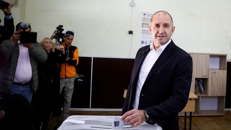 El exgeneral prorruso Rumen Radev cobra ventaja en las elecciones de Bulgaria