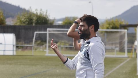 Diego Fernández, adestrando durante un partido do Viveiro