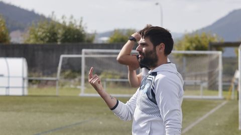 Diego Fernndez, adestrando durante un partido do Viveiro