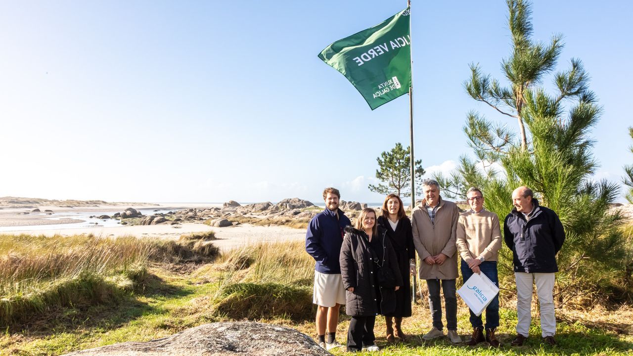 La conselleira de Medio Ambiente y el alcalde de Carnota (en el centro) presidieron el izado de la bandera verde