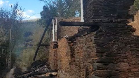 Una de las antiguas viviendas quemadas en la aldea de Riomaior, en la parroquia quiroguesa de Margaride