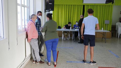 Gente votando en un colegio electoral de A Corua