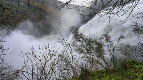 El enorme chorro de agua del aliviadero abierto estos das, visto desde la parte baja de la presa