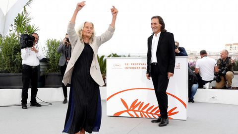 Benedicta Snchez Vila baila la muieira durante la presentacin de la pelcula en Cannes, mientras Amador Arias observa su arte