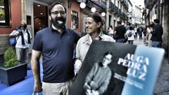 La hija del poeta, Lucila Valente, posando ayer con el director del filme, Jos Manuel Mourio, frente al teatro Principal de Ourense, que acogi la proyeccin del documental.