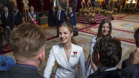 La princesa Leonor y la infanta Sof�a saludan a los fot�grafos y c�maras en el Sal�n del Trono del Palacio Real durante el saludo a los invitados al almuerzo 