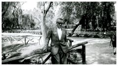 Unha imaxe do escritor Celso Emilio Ferreiro tomada no parque Isabel la Católica de Xixón no ano 1975.