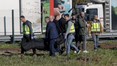 Traslado del cadáver del hombre abatido por un policía nacional en A Coruña.