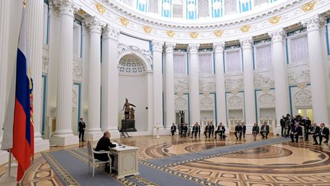  El presidente ruso ante sus ms estrechos colaboradores en la enorme sala circular del Kremlin