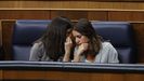 La ministra de Igualdad en funciones, Irene Montero (derecha) conversa con la ministra de Derechos Sociales y Agenda 2030 en funciones, Ione Belarra