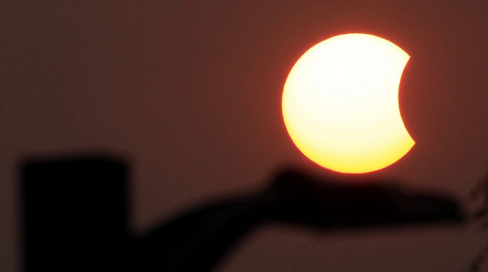 Imagen del eclipse desde una playa de Indonesia. 