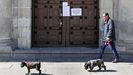 Un letrero en la puerta de la iglesia de la Compañía, en Monforte, avisa que no habrá misas hasta nuevo aviso