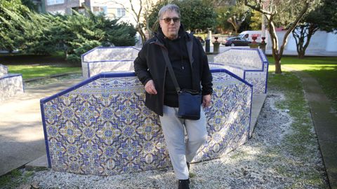 Juan Carlos Porto, en los icnicos bancos de azulejo de los jardines de Ravella