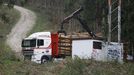 Camión cargando madera de eucalipto en Burela