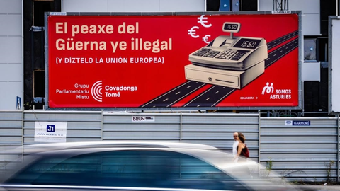 Pancarta contra el peaje del Huerna