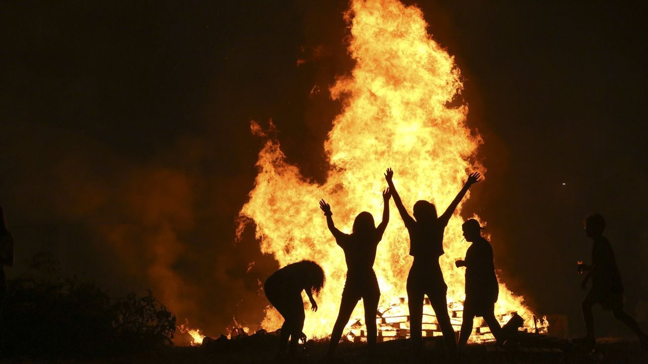 Galicia se prepara para el San Xon con luminarias adelantadas en algunas parroquias.