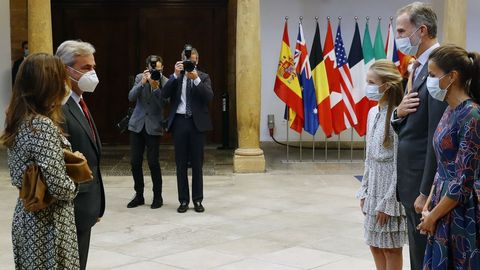 Los reyes Felipe VI y Letizia y la princesa Leonor reciben al piloto Carlos Sainz, galardonado con el Premio Princesa de Asturias de los Deportes
