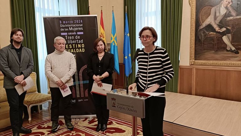 Carmen Moriyón presenta los actos del 8-M acompañada de Goretti Avello