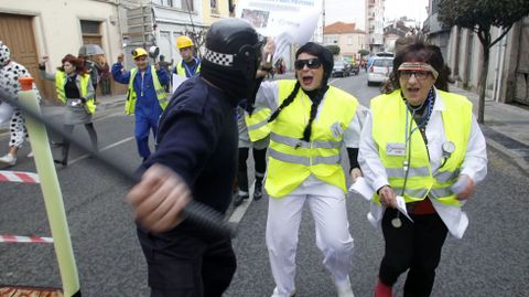 Policas antidisturbios y manifestantes en la comparsa de Cereixa (A Pobra do Brolln)