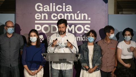 Imagen de la noche electoral del 12 julio, con Gómez-Reino valorando los resultados logrados por Galicia en Común-Podemos-Anova Mareas en las elecciones autonómicas