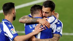 Joselu y Lucas se abrazan tras uno de los goles anotados por el Alavs al Real Madrid