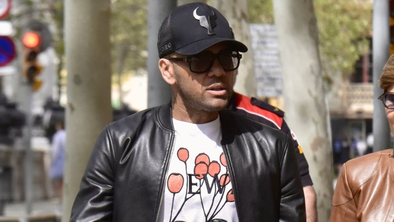 Dani Alves saliendo de la Audiencia de Barcelona