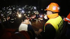 Trabajadores de Alcoa, en una protesta nocturna