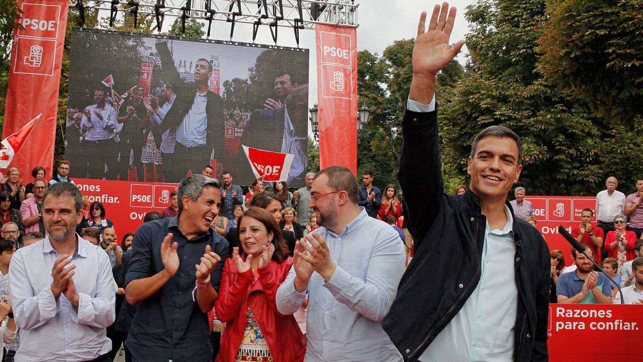 El presidente del Gobierno, Pedro Sánchez, durante su primer acto público del PSOE desde que accedió a la jefatura del Ejecutivo y coincidiendo con sus cien días de gestión desde que prometió el cargo ante el Rey, hoy en Oviedo