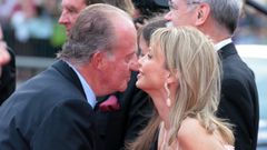 El entonces rey Juan Carlos I saluda a Corinna zu Sayn-Wittgenstein en Barcelona, en una imagen del 2006.