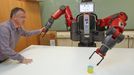 La experiencia del campus en el campo de la robótica industrial avala la puesta en marcha del nuevo máster de Vehículos Autónomos (en la imagen, el robot Baxter de la UDC)