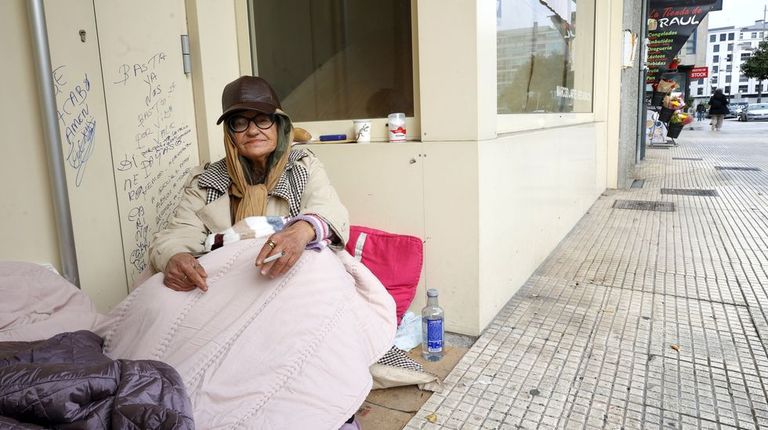 Dormir en la calle con 72 años y seguir pintándose los labios cada mañana