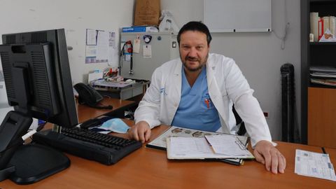 Carlos Pérez, en el centro de salud de Mondoñedo
