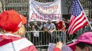 Detractores y seguidores de Trump, durante la concentracin ante el juzgado de Nueva York que lo cit