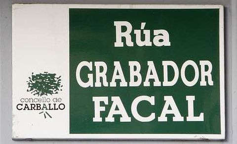 <span lang= es-es >Calle propia</span>. El concello también ha homenajeado al artista dándole su nombre a una céntrica calle.