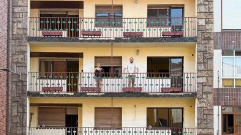 Javier Guerrero y Luciana Vago en el edificio que han alquilado en El Cerillero