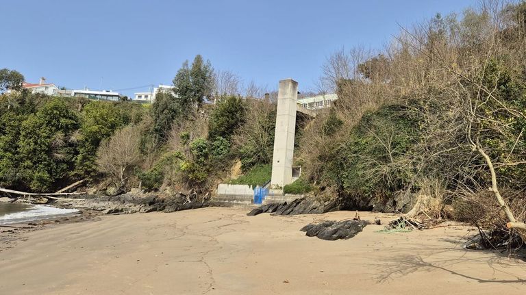 Playa Lago, la singularidad del único arenal con ascensor de la comarca