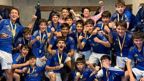 El infantil A del Real Oviedo celebra el t�tulo de la Oviedo Cup