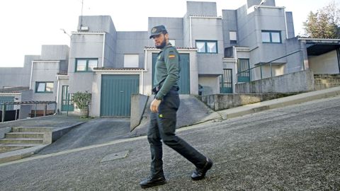 El sargento Alberto delante de las viviendas de la casa cuartel de Carral