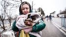 Una refugiada ucraniana, con su perro en la frontera con Rumanía