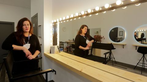 Fani Mosqueira en su negocio de peluquería y maquillaje recién abierto en mayo, Elas Estudio, en A Coruña