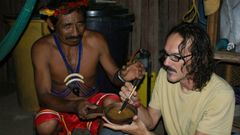 Fernando Pinto con el chamn de una tribu del Amazonas