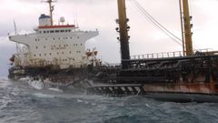 El Prestige, cuando comenzó a ser remolcado mar adentro al día siguiente del accidente, ocurrido el 13 de noviembre del 2002